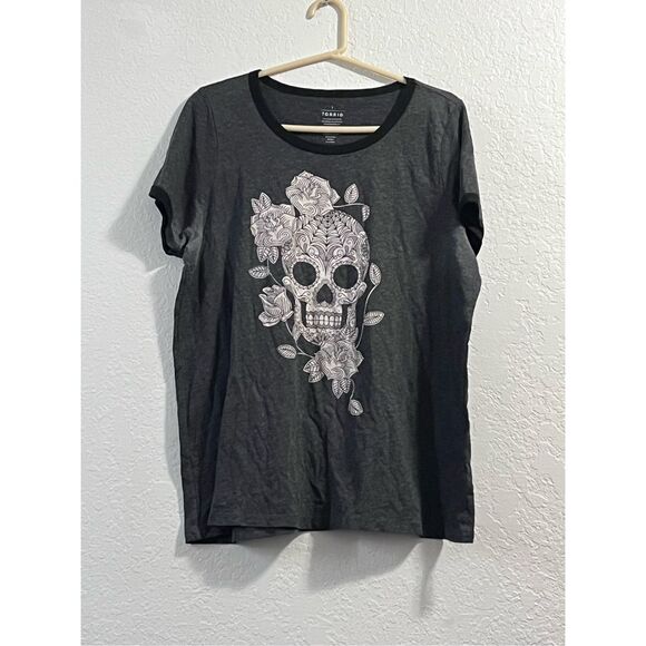 Torrid sugar skull skeleton gray soft t shirt Sz 1 1x - Picture 1 of 3